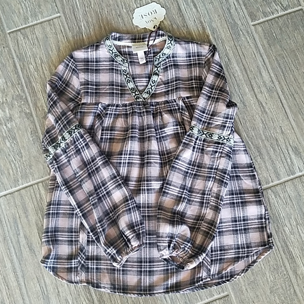 Nwt beautiful v-neck blouse by Knox Rose